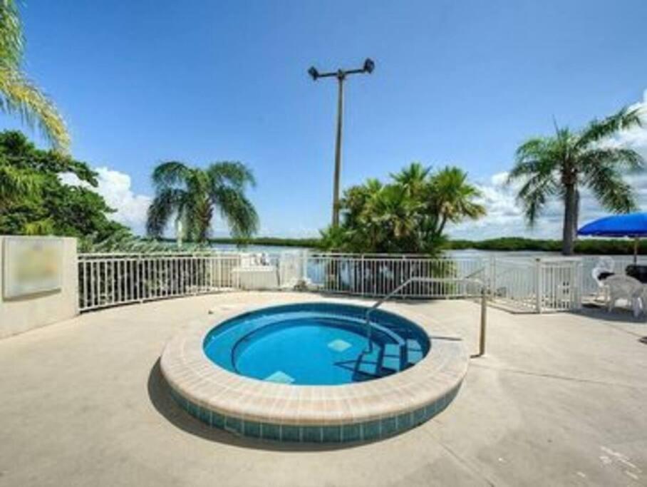 River Delight,Studio109, Beach & Pool Steps Away + Wifi Ruskin Exteriör bild